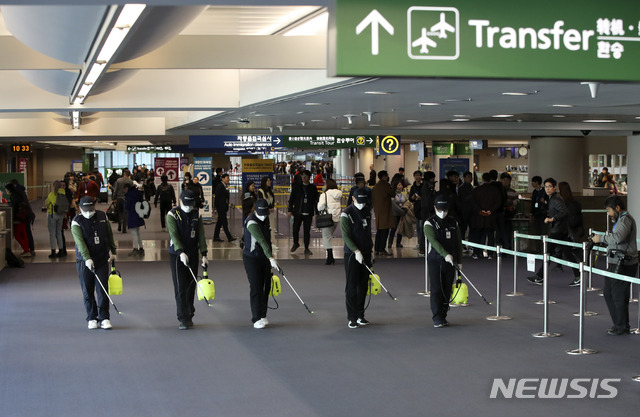 [인천공항=뉴시스] 고범준 기자 = 중국에서 코로나19의 4번째 사망자가 발생한 가운데 지난해 1월 20일 인천국제공항 제1여객터미널 입국장에서 인천국제공항 위생소독용역 직원들이 방역작업을 하고 있다. 2021.10.27. bjko@newsis.com