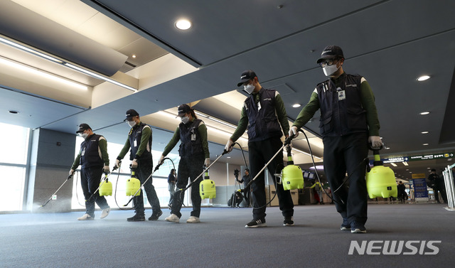 [인천공항=뉴시스] 고범준 기자 = 중국에서 신종 코로나바이러스에 감염된 일명 '우한 폐렴'의 4번째 사망자가 발생한 가운데 20일 인천국제공항 제1여객터미널 입국장에서 인천국제공항 위생소독용역 직원들이 방역작업을 하고 있다. 2020.01.21. bjko@newsis.com