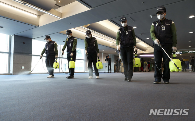 [인천공항=뉴시스] 고범준 기자 = 중국에서 신종 코로나바이러스에 감염된 일명 '우한 폐렴'의 4번째 사망자가 발생한 가운데 지난 20일 인천국제공항 제1여객터미널 입국장에서 인천국제공항 위생소독용역 직원들이 방역작업을 하고 있다. 2020.01.21. bjko@newsis.com