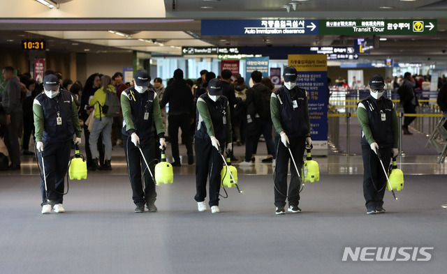 [인천공항=뉴시스] 고범준 기자 = 중국에서 신종 코로나바이러스에 감염된 일명 '우한 폐렴'의 4번째 사망자가 발생한 가운데 20일 인천국제공항 제1여객터미널 입국장에서 인천국제공항 위생소독용역 직원들이 방역작업을 하고 있다. 2020.01.21. bjko@newsis.com