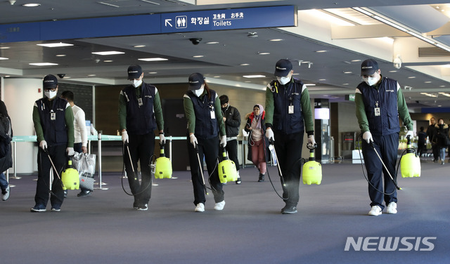 [인천공항=뉴시스] 고범준 기자 = 중국에서 신종 코로나바이러스에 감염된 일명 '우한 폐렴'의 4번째 사망자가 발생한 가운데 지난 20일 인천국제공항 제1여객터미널 입국장에서 인천국제공항 위생소독용역 직원들이 방역작업을 하고 있다. 2020.01.21. bjko@newsis.com