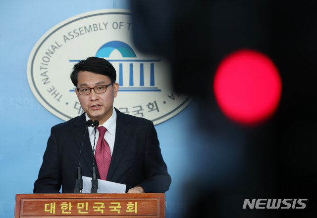 [서울=뉴시스] 고승민 기자 = 국회 외교통일위원장인 윤상현 자유한국당 의원이 21일 서울 여의도 국회에서 정부의 북한 관광 추진 관련 기자회견을 하고 있다. 2020.01.21.kkssmm99@newsis.com