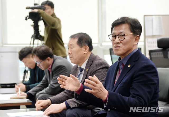 [전주=뉴시스] 김얼 기자= 이명연 전북도의회 공공기관 유치지원 특별위원회 위원장과 특별위원회 의원들은 21일 전북 전주시 전북도의회 기자실에서 한국수자원공사와 관련해 기자간담회를 열고 질의에 답변하고 있다. 2020.01.21.pmkeul@newsis.com