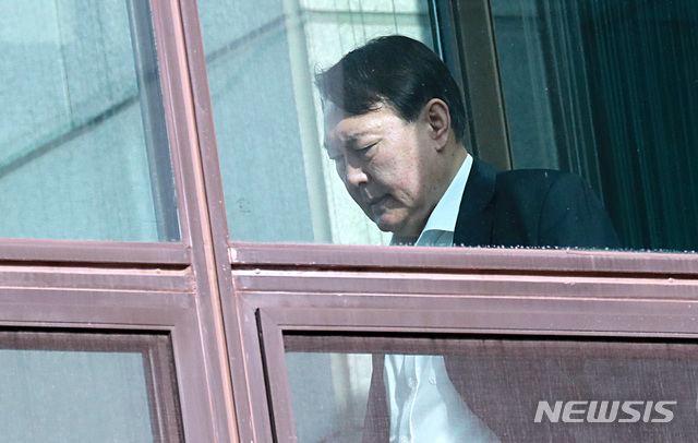 [서울=뉴시스] 이영환 기자 = 윤석열 검찰총장이 지난 21일 오후 서울 서초구 대검찰청에서 구내식당으로 이동하고 있다. 2020.01.21. 20hwan@newsis.com