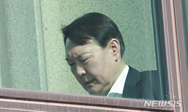 [서울=뉴시스] 이영환 기자 = 윤석열 검찰총장이 21일 오후 서울 서초구 대검찰청에서 구내식당으로 이동하고 있다. 2020.01.21.   20hwan@newsis.com