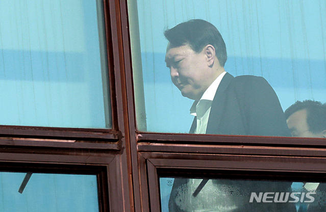 [서울=뉴시스] 이영환 기자 = 윤석열 검찰총장이 21일 오후 서울 서초구 대검찰청에서 구내식당으로 이동하고 있다. 2020.01.21.   20hwan@newsis.com