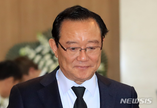 [서울=뉴시스]전신 기자 = 송철호 울산시장이 21일 오전 서울 송파구 아산병원 장례식장에 마련된 고 신격호 롯데그룹 명예회장의 빈소에서 조문을 마친 후 나서고 있다. 2020.01.21.&nbsp; photo@newsis.com