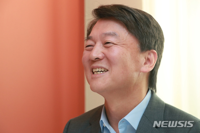 [서울=뉴시스] 조수정 기자 = 안철수 전 국민의당 대표가 21일 오후 서울 중구 달개비에서 김경율 전 참여연대 공동집행위원장과 대담하고 있다. 2020.01.21. photo@newsis.com