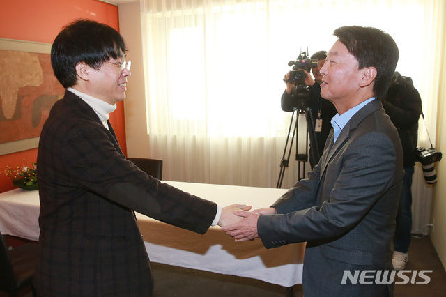 [서울=뉴시스] 조수정 기자 = 안철수 전 국민의당 대표(오른쪽)가 21일 오후 서울 중구 달개비에서 김경율 전 참여연대 공동집행위원장과 대담에 앞서 악수하고 있다. 2020.01.21. photo@newsis.com
