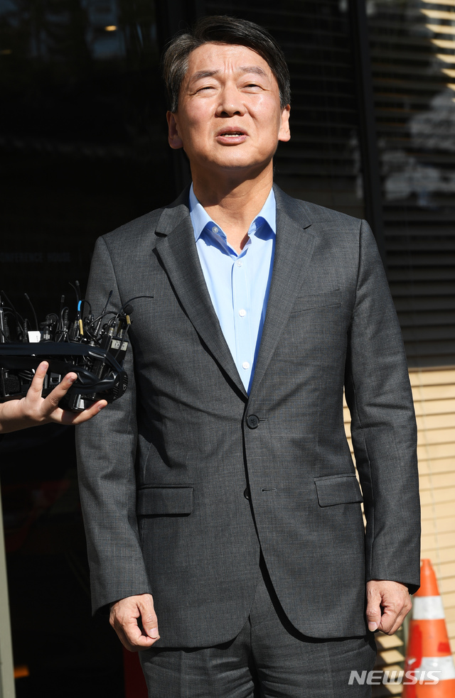 [서울=뉴시스] 조수정 기자 = 안철수 전 국민의당 대표가 21일 오후 서울 중구 달개비에서 김경율 전 참여연대 공동집행위원장과 대담을 위해 입장하며 발언하고 있다. 2020.01.21. photo@newsis.com