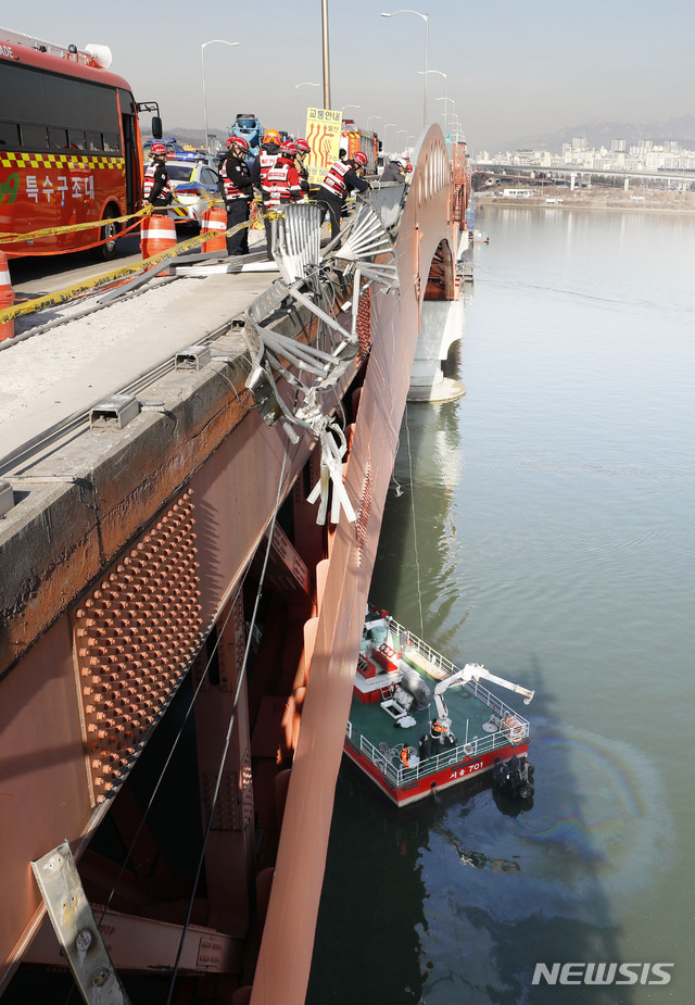 [서울=뉴시스] 최동준 기자 = 21일 서울 영등포구 성산대교에서 운행 중이던 SUV 차량이 다리 아래로 추락해 119 구조대가 인양 작업을 하고 있다. 2020.01.21. photocdj@newsis.com