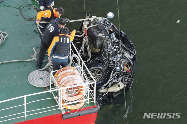 [서울=뉴시스] 최동준 기자 = 21일 서울 영등포구 성산대교에서 운행 중이던 SUV 차량이 다리 아래로 추락해 119 구조대가 인양 작업을 하고 있다. 2020.01.21. photocdj@newsis.com
