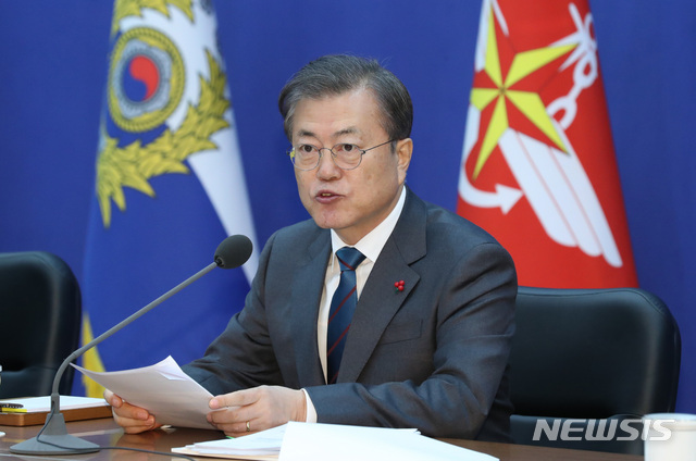 [계룡=뉴시스]박영태 기자 = 문재인 대통령이 21일 충남 계룡시 계룡대에서 열린 국방부와 국가보훈처에 대한 업무보고에 참석해 발언하고 있다. 2020.01.21.since1999@newsis.com