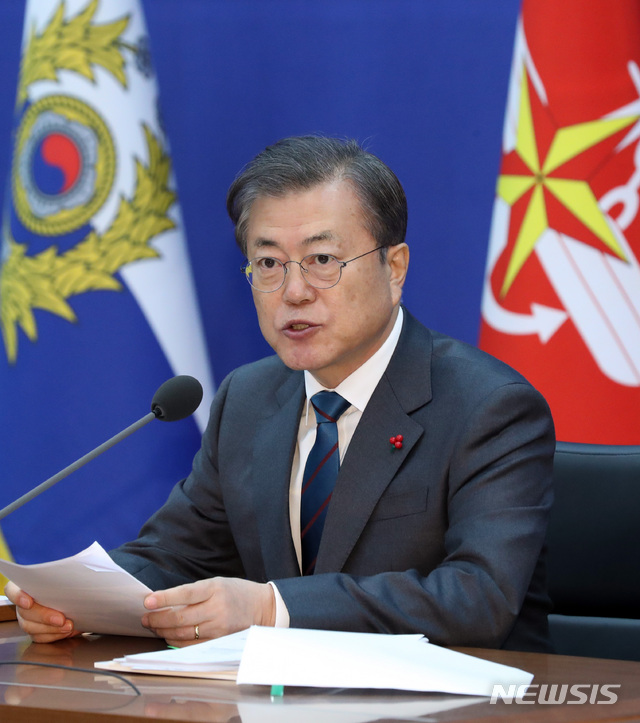 [계룡=뉴시스]박영태 기자 = 문재인 대통령이 21일 충남 계룡시 계룡대에서 열린 국방부와 국가보훈처에 대한 업무보고에 참석해 발언하고 있다. 2020.01.21.since1999@newsis.com