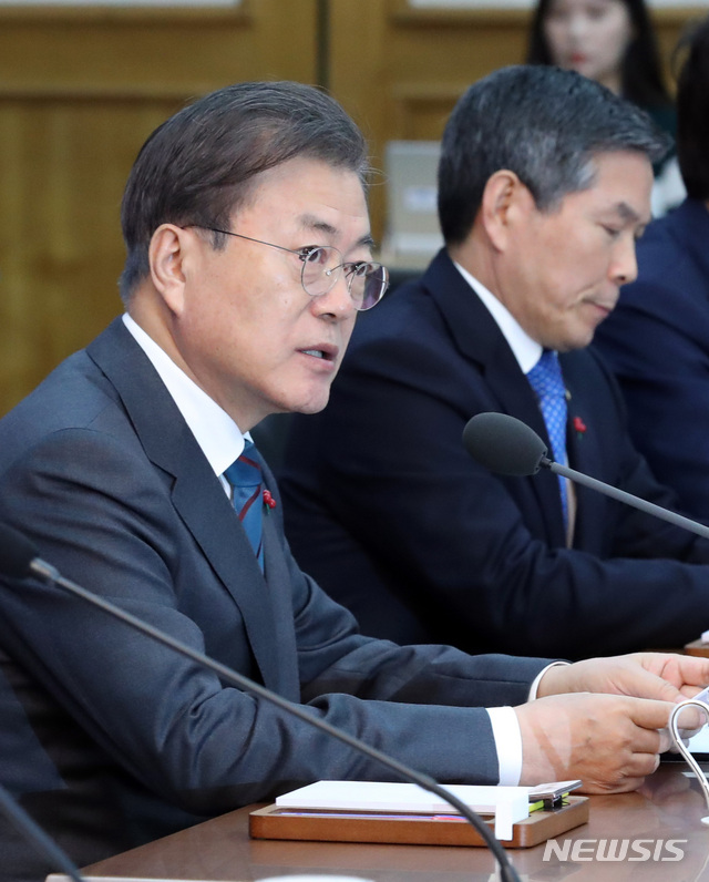 [계룡=뉴시스]박영태 기자 = 문재인 대통령이 21일 충남 계룡시 계룡대에서 열린 국방부와 국가보훈처에 대한 업무보고에 참석해 발언하고 있다. 2020.01.21. since1999@newsis.com