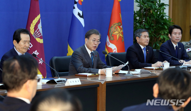 [계룡=뉴시스]박영태 기자 = 문재인 대통령이 21일 충남 계룡시 계룡대에서 열린 국방부와 국가보훈처에 대한 업무보고에 참석해 발언하고 있다. 2020.01.21.since1999@newsis.com