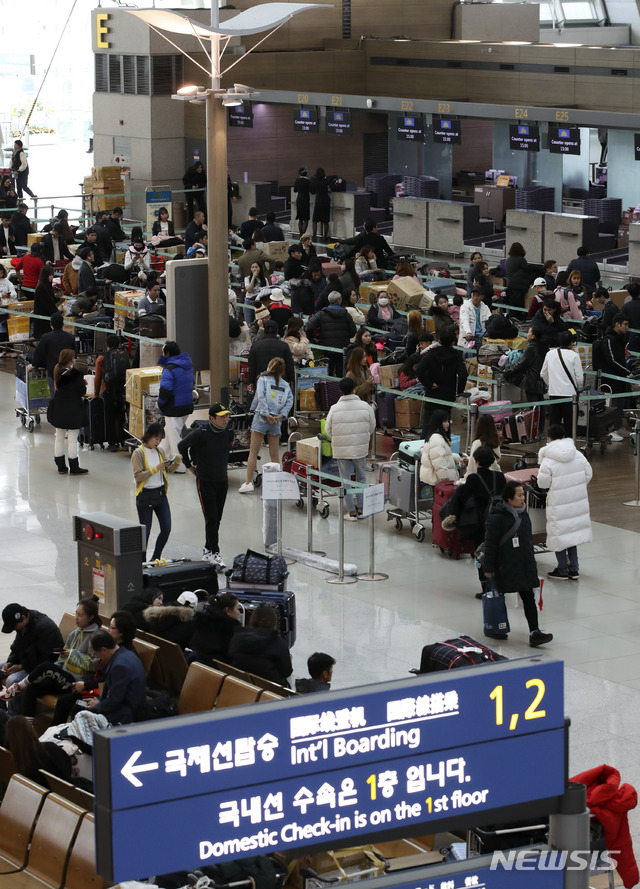 [인천공항=뉴시스] 고범준 기자 = 설 연휴를 앞둔 21일 오후 인천국제공항 제1여객터미널 출국장에서 여행객들이 한 여행사 카운터에서 체크인을 하고 있다. 2020.01.21. bjko@newsis.com