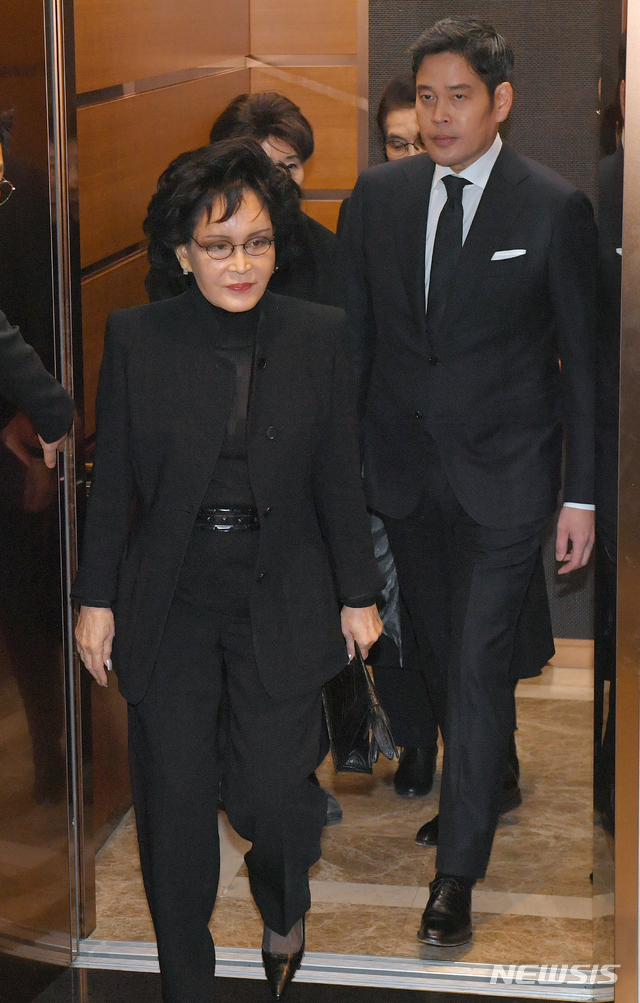 [서울=뉴시스]전신 기자 = 이명희 신세계 회장과 정용진 부회장이 21일 서울 송파구 아산병원 장례식장에 마련된 고 신격호 롯데그룹 명예회장의 빈소로 향하고 있다. 2020.01.21.&nbsp; photo@newsis.com