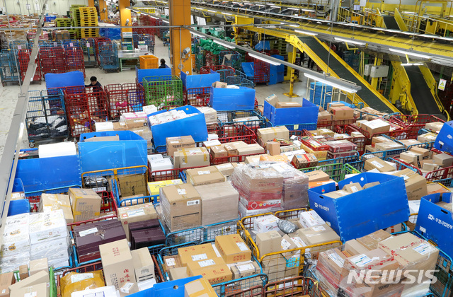 [제주=뉴시스] 제주시 노형동 제주우편집중국에서 직원들이 전국에서 배송된 소포와 택배 우편물을 배달하기 위해 분류작업을 하고 있다. (사진=뉴시스 DB). photo@newsis.com 