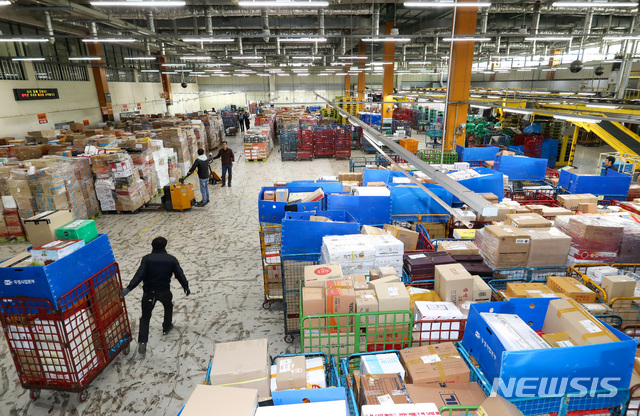 [제주=뉴시스]우장호 기자 = 제주시 노형동 제주우편집중국에서 직원들이 전국에서 배송된 소포와 택배 우편물을 배달하기 위해 분류작업을 하고 있다. (사진=뉴시스DB) woo1223@newsis.com