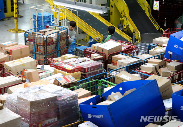 [제주=뉴시스]우장호 기자 = 택배 분류 작업. (사진=뉴시스DB) woo1223@newsis.com