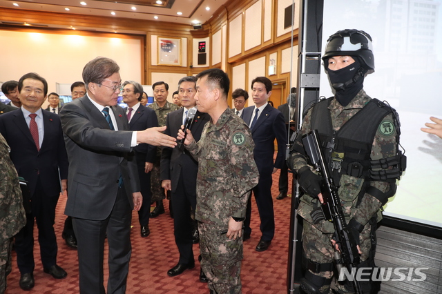 [계룡=뉴시스]박영태 기자 = 문재인 대통령이 21일 충남 계룡시 계룡대에서 열린 국방부와 국가보훈처에 대한 업무보고를 끝낸 후 스마트 국방혁신 시연을 관람하고 있다. 2020.01.21.since1999@newsis.com