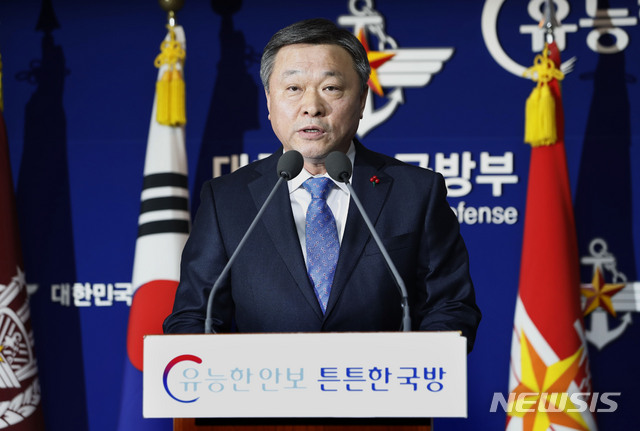 [서울=뉴시스] 최동준 기자 = 정석환 국방부 국방정책실장이 21일 서울 용산구 국방부 브리핑실에서 호르무즈 해협에 청해부대 파병 발표를 하고 있다. 2020.01.21. photocdj@newsis.com