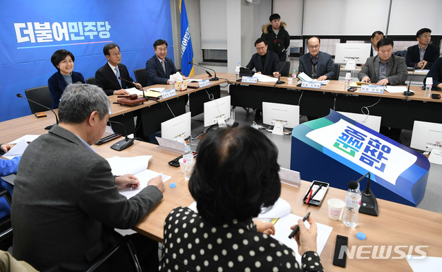 [서울=뉴시스]김명원 기자 = 원혜영 더불어민주당 공천관리위원장이 21일 오후 서울 여의도 당사에서 열린 공천관리위원회 회의를 주재하고 있다. 2020.01.21. kmx1105@newsis.com