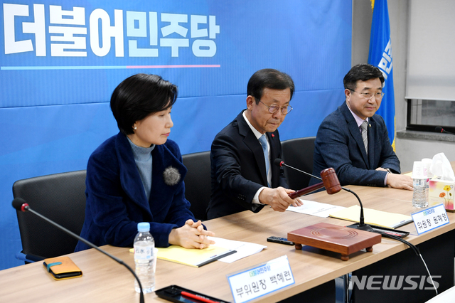 [서울=뉴시스]김명원 기자 = 원혜영 더불어민주당 공천관리위원장이 21일 오후 서울 여의도 당사에서 열린 공천관리위원회 회의를 주재하고 있다. 2020.01.21. kmx1105@newsis.com