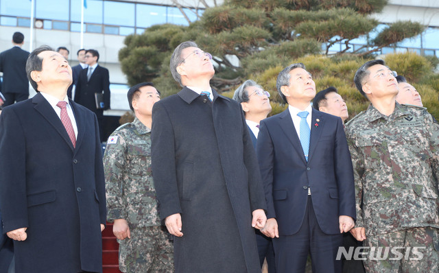 [계룡=뉴시스]박영태 기자 = 문재인 대통령이 21일 충남 계룡시 계룡대에서 열린 국방부와 국가보훈처에 대한 업무보고를 끝낸 후 무인전투체계 안티드론 시연을 살피고 있다. 2020.01.21.since1999@newsis.com