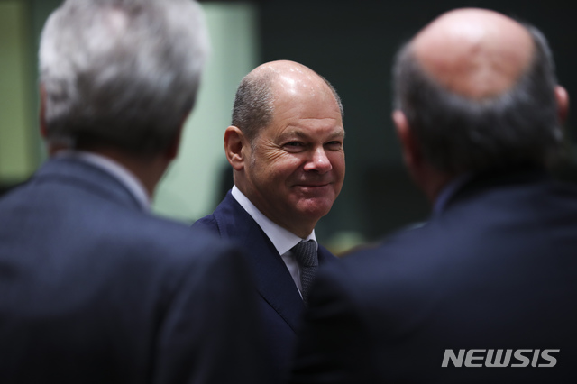 [브뤼셀=AP/뉴시스] 21일(현지시간) 벨기에 브뤼셀에서 열린 유럽 재무장관회의에 올라프 숄츠 독일 재무장관(가운데)이 참석한 모습. 2020.01.24.