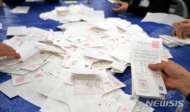 [의성=뉴시스] 이무열 기자 = 대구·경북 통합신공항 이전지 결정을 위한 투표가 실시된 21일 오후 경북 의성군 청소년센터에 마련된 개표소에서 선거관리위원회 관계자들이 개표 작업을 하고 있다. 2020.01.21.lmy@newsis.com