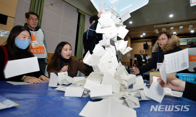 [의성=뉴시스] 이무열 기자 = 대구·경북 통합신공항 이전지 결정을 위한 투표가 실시된 21일 오후 경북 의성군 청소년센터에 마련된 개표소에서 선거관리위원회 관계자들이 개표 작업을 하고 있다. 2020.01.21. lmy@newsis.com