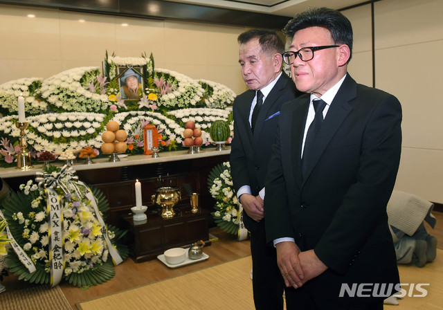 [서울=뉴시스]사진공동취재단 = 엄용수(오른쪽) 대한민국방송코미디언협회 회장이 21일 오후 서울 강남구 삼성서울병원 장례식장에 마련된 원로 코미디언 고 남보원(본명 김덕용)의 빈소를 찾아 조문하고 있다. 2020.01.21. photo@newsis.com