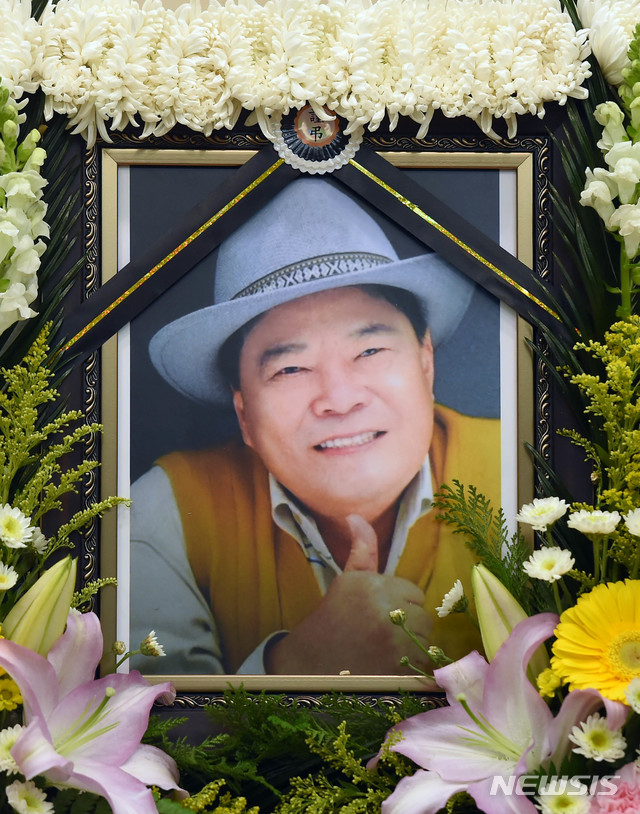 [서울=뉴시스]사진공동취재단 = 21일 오후 별세한 원로 코미디언 고 남보원(본명 김덕용)의 빈소가 서울 강남구 삼성서울병원 장례식장에 마련돼 있다. 2020.01.21. photo@newsis.com