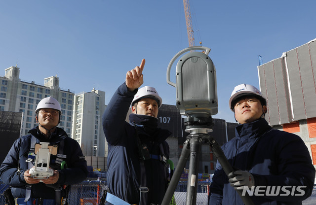 [서울=뉴시스] 김포에서 건설중인 e편한세상 김포 로얄하임 현장에서 대림산업 직원들이 3D 스캐너와 드론을 활용하여 BIM 설계에 필요한 측량자료를 촬영하고 있다. (사진= 업체제공)