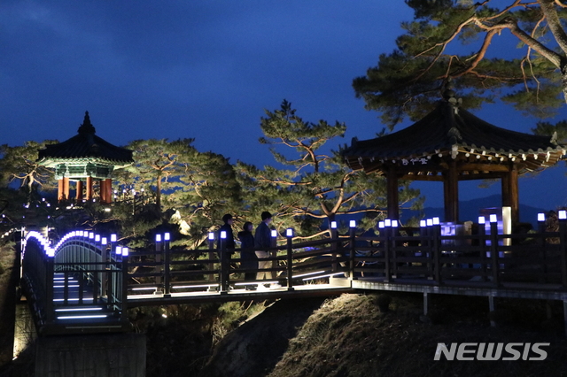 [영동=뉴시스] 인진연 기자 = 충북 영동군이 야간 조명으로 새롭게 단장한 강선대가 야간 산책코스로 입소문이 나면서 인근 주민들은 물론, 관광객들의 야경 필수코스로 자리 잡았다. (사진=영동군 제공) 2020.01.22 photo@newsis.com