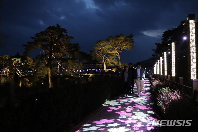 [영동=뉴시스] 인진연 기자 = 충북 영동군이 야간 조명으로 새롭게 단장한 강선대가 야간 산책코스로 입소문이 나면서 인근 주민들은 물론, 관광객들의 야경 필수코스로 자리 잡았다. (사진=영동군 제공) 2020.01.22 photo@newsis.com