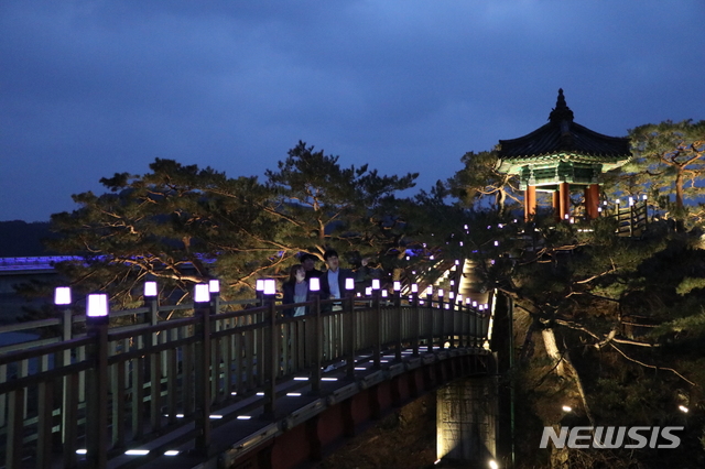 [영동=뉴시스] 인진연 기자 = 충북 영동군이 야간 조명으로 새롭게 단장한 강선대가 야간 산책코스로 입소문이 나면서 인근 주민들은 물론, 관광객들의 야경 필수코스로 자리 잡았다. (사진=영동군 제공) 2020.01.22photo@newsis.com