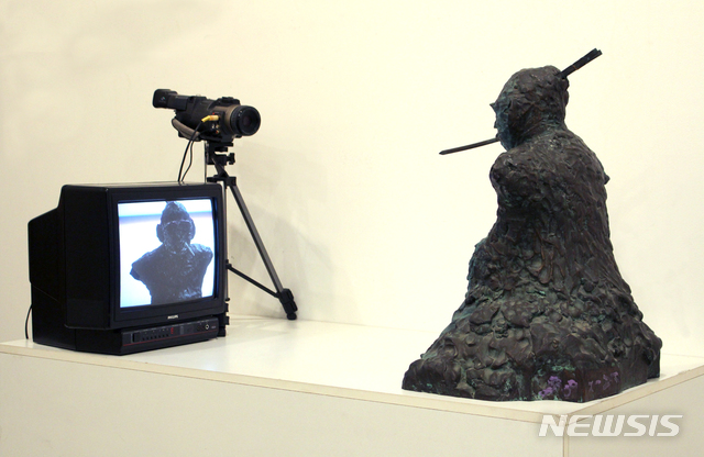 [서울=뉴시스] 백남준, TV 부처, 1989, 청동 조각, TV 모니터, 폐쇄 회로 카메라 Bronze sculpture, TV monitor, closed-circuit camera, 70x140x105cm. 사진=학고재 제공. 2020.1.21.photo@newsis.com