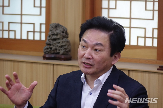 [제주=뉴시스] 강정만 기자= 원희룡 제주지사가 22일 제주도청 소통회의실에서 기자간담회를 하고 있다. 2020.01.22 kjm@newsis.com