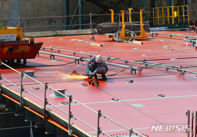 [울산=뉴시스]한 근로자가 선박 블록 절삭작업을 하고 있다. (사진=뉴시스DB) photo@newsis.com