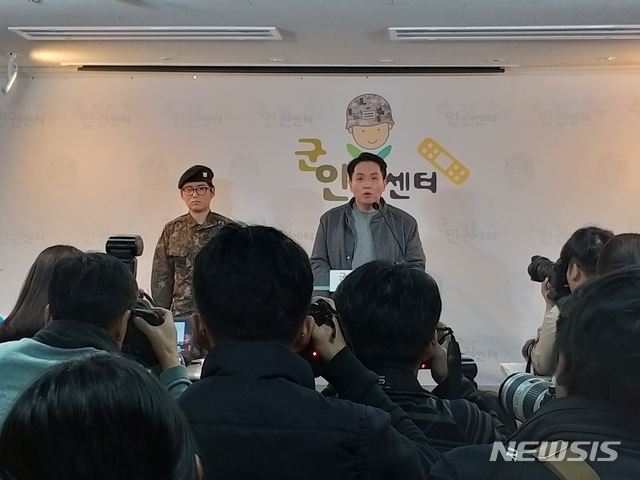 [서울=뉴시스]여군으로서 계속 군복무를 희망했지만 22일 육군으로부터 전역 통보를 받은 트렌스젠더(남→여) 하사(왼쪽) 변희수씨가 이날 오후 군인권센터 긴급 기자회견에 참석하고 있다. 박민기 기자 minki@newsis.com 2010.01.22 