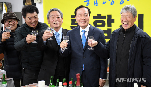 [의성=뉴시스] 이무열 기자 = 김주수 의성군수(오른쪽 두 번째)가 22일 오전 ‘통합신공항 의성군유치위원회’ 사무실에서 경북 군위군 소보면·의성군 비안면 공동 후보지로 발표가 확정되자 주민들과 함께 건배를 하고 있다. 2020.01.22. lmy@newsis.com