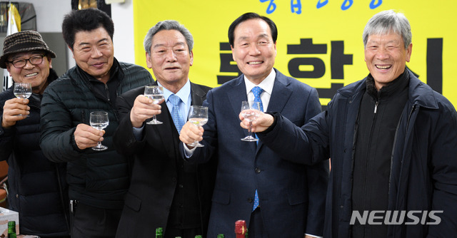 [의성=뉴시스] 이무열 기자 = 김주수 의성군수(오른쪽 두 번째)가 22일 오전 ‘통합신공항 의성군유치위원회’ 사무실에서 경북 군위군 소보면·의성군 비안면 공동 후보지로 발표가 확정되자 주민들과 함께 건배를 하고 있다. 2020.01.22.lmy@newsis.com