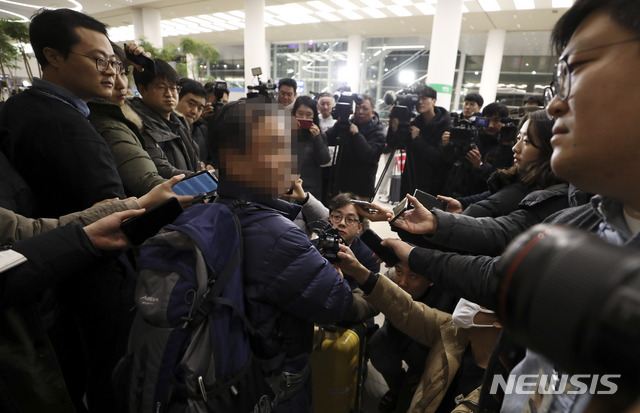 [인천공항=뉴시스] 고범준 기자 = 네팔 안나푸르나에서 트래킹 도중 눈사태로 실종된 충남교육청 소속 교사 4명과 동행했던 교사들이 22일 오전 인천국제공항 제2여객터미널을 통해 귀국해 취재진 질문에 답하고 있다. 2020.01.22. bjko@newsis.com