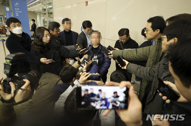 [인천공항=뉴시스] 고범준 기자 = 네팔 안나푸르나에서 트래킹 도중 눈사태로 실종된 충남교육청 소속 교사 4명과 동행했던 교사들이 22일 오전 인천국제공항 제2여객터미널을 통해 귀국해 취재진 질문에 답하고 있다. 2020.01.22. bjko@newsis.com
