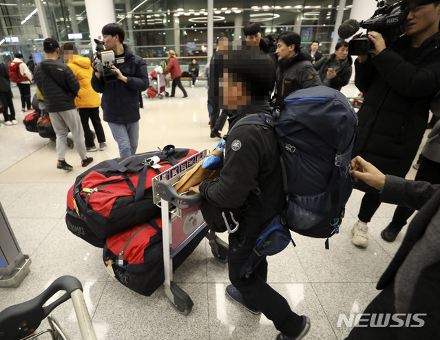 [인천공항=뉴시스] 고범준 기자 = 네팔 안나푸르나에서 트래킹 도중 눈사태로 실종된 충남교육청 소속 교사 4명과 동행했던 교사들이 22일 오전 인천국제공항 제2여객터미널을 통해 귀국하고 있다. 2020.01.22. bjko@newsis.com