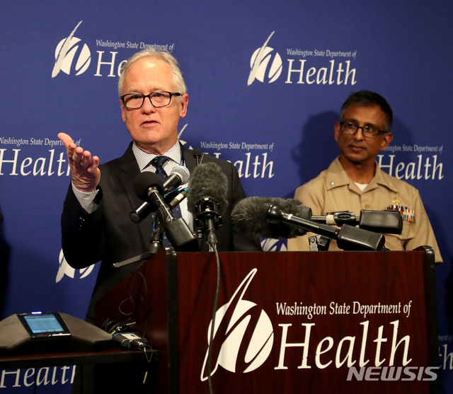  [쇼라인=AP/뉴시스]21일(현지시간) 미 워싱턴주 쇼라인의 공중보건연구소에서 프로비던스 지역 의학센터 제이 쿡 박사가 미국에서 발생한 우한 폐렴 감염자의 상태에 관해 설명하고 있다. 쿡 박사는 중국 중부 출신인 감염자는 현재 워싱턴주의 한 병원에 격리 치료 중이며 양호한 상태라고 밝혔다. 2020.01.22. 