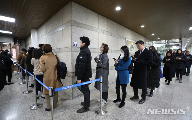 [서울=뉴시스] 김선웅 기자 = 정경심 동양대 교수에 대한 1심 1차 공판이 열린 22일 오전 서울 서초구 서울중앙지법에서 방청객 및 취재진이 입장하기 위해 줄을 서고 있다. 2020.01.22. mangusta@newsis.com